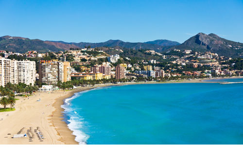 La ciudad de Málaga, bañada por la playa