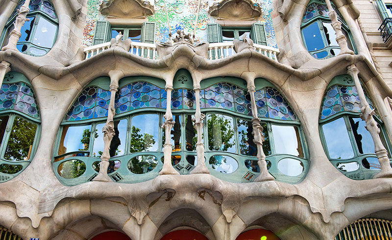 Fachada de edificio característico de Gaudí, Barcelona