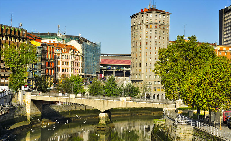 Arquitectura de Bilbao, junto a la ría