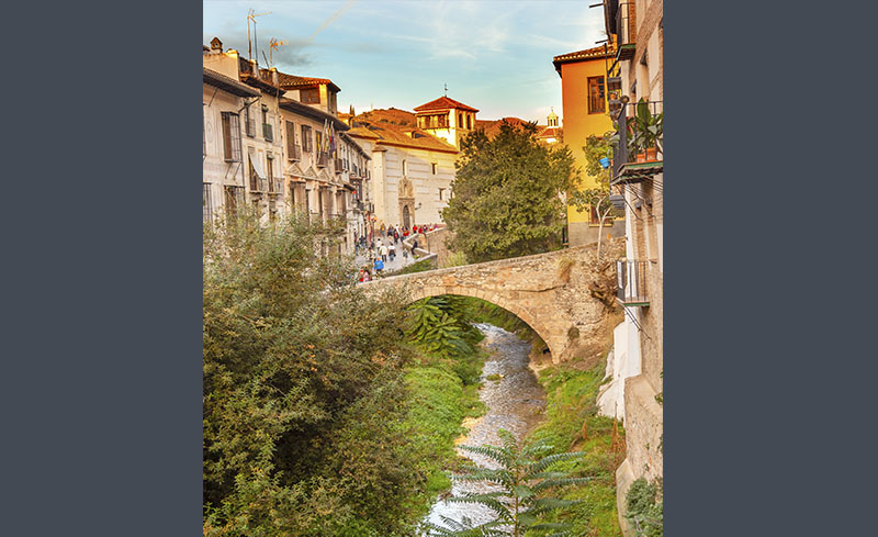 El paseo de los Tristes junto al Darro, Granada