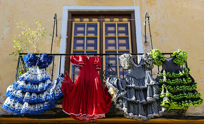 Balcones con vestidos tradicionales, Málaga