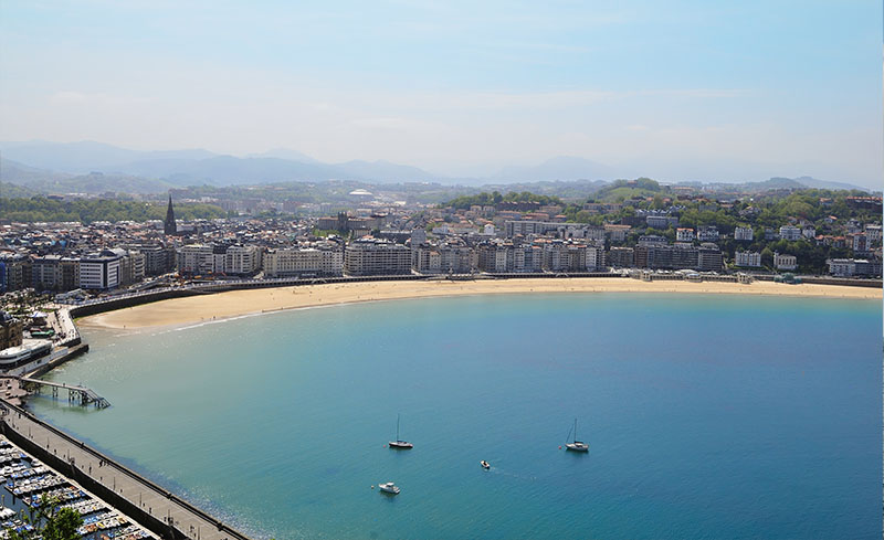 Visión de San Sebastián con la playa de La Concha