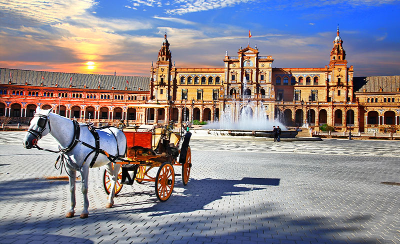 Carroza con caballos en la Plaza de España, Sevilla