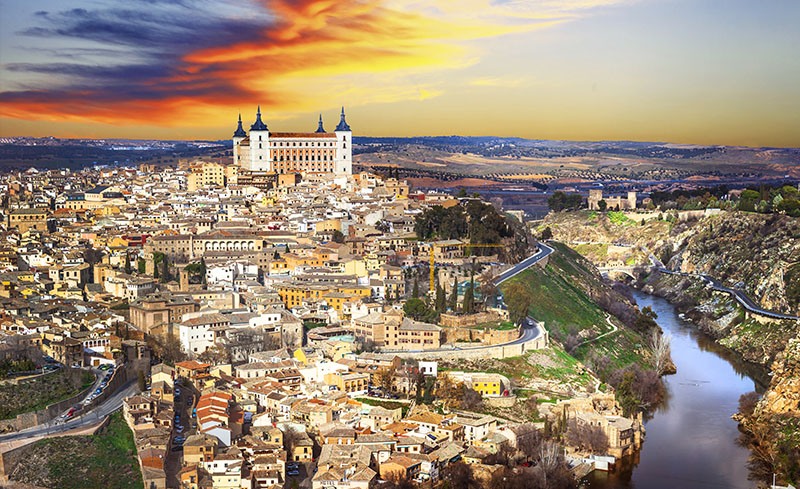 Alcazar de Toledo sobre la ciudad