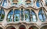 Fachada de edificio característico de Gaudí, Barcelona